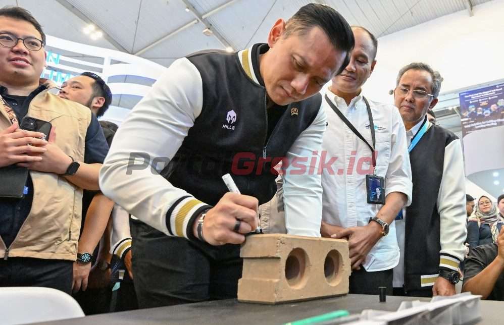 Menteri Koordinator Bidang Infrastruktur dan Pembangunan Kewilayahan, Agus Harimurti Yudhoyono membubuhkan tanda tangan pada produk Precise Interlock Brick SIG di stan pameran SIG dalam acara Konstruksi Indonesia 2024 di ICE BSD City, Tangerang, Banten, pada Rabu (6/11/2024).
