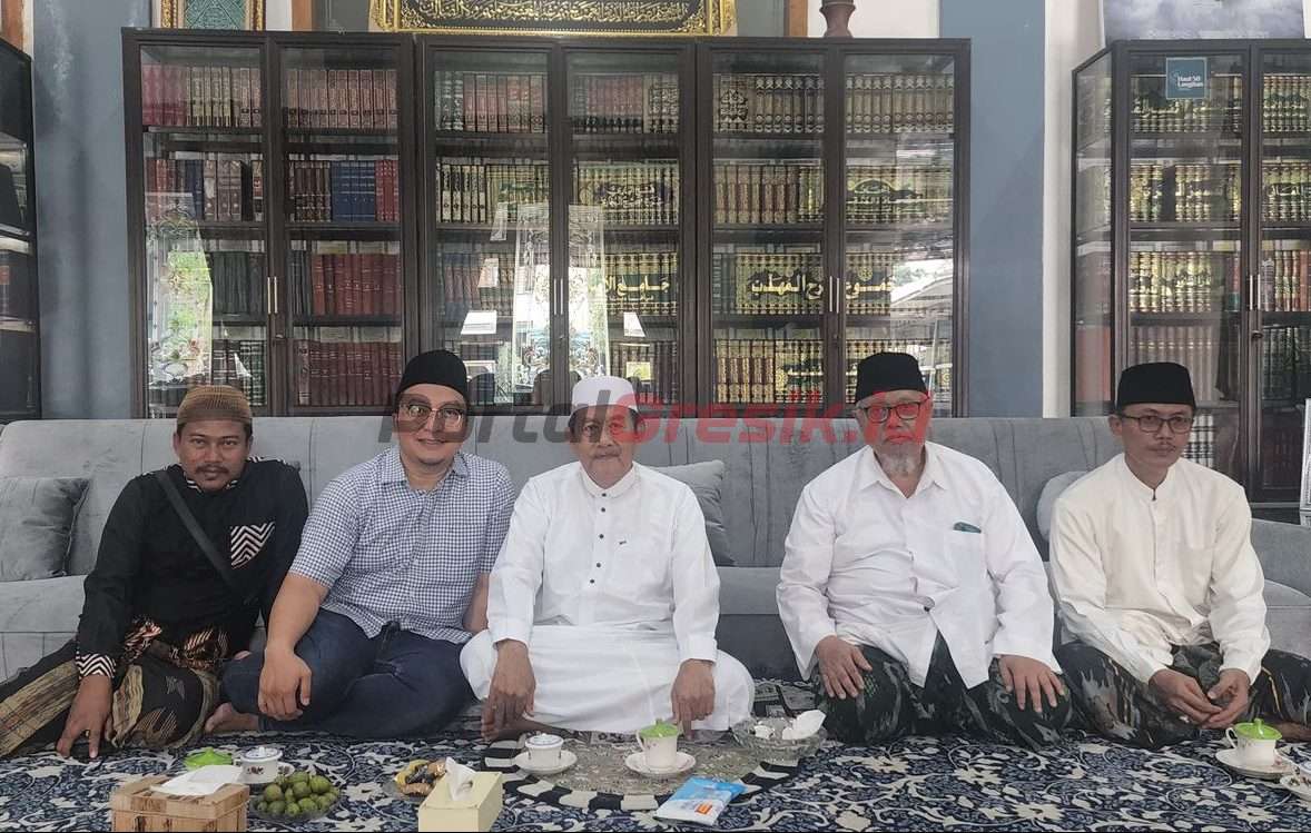 Cawabup Gresik Alif melakukan silaturahmi ke Ponpes Langitan di Kecamatan Widang, Kabupaten Tuban, Minggu (10/11/2024).