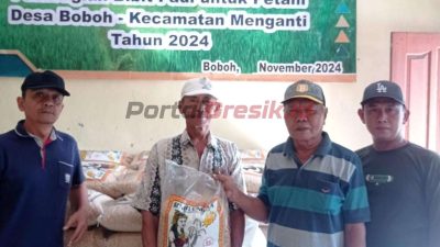 Kades Boboh, H.Abful Madjid saat menyerahkan bibit padi kepada petani