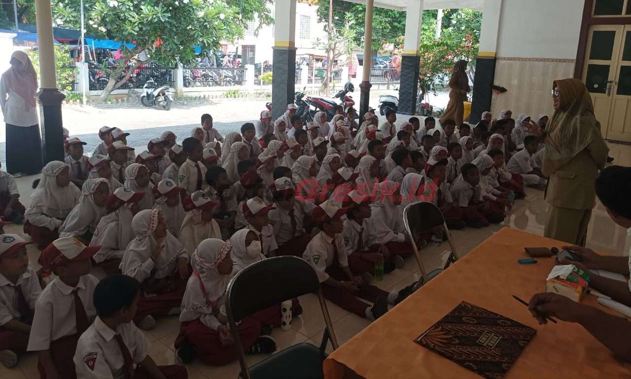 Guru dan siswa-siswa UPT SDN 268 Gresik saat melakukan kunjungan Museum Kanjeng Sepuh Gresik pada Senin (11/11/2024 )