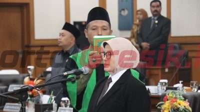 Wahidatul Husnah saat melakukan pengambilan sumpah sebagai Anggota DPRD Gresik Periode 2024-2029