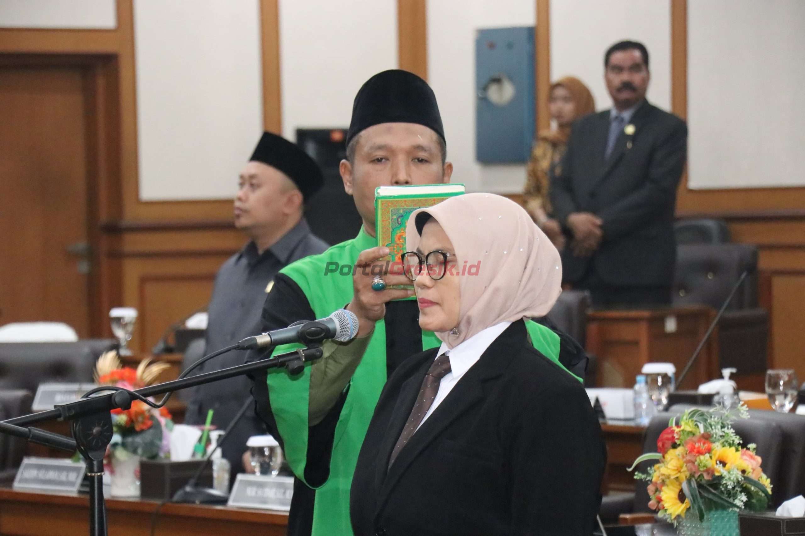 Wahidatul Husnah saat melakukan pengambilan sumpah sebagai Anggota DPRD Gresik Periode 2024-2029
