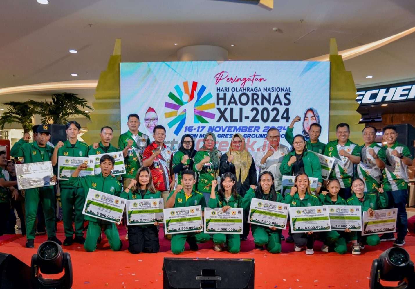 Penyerahan reward ini digelar di puncak acara Hari Olahraga Nasional (Haornas) ke - 41 di Icon Mall Gresik, Minggu (17/11/2024).