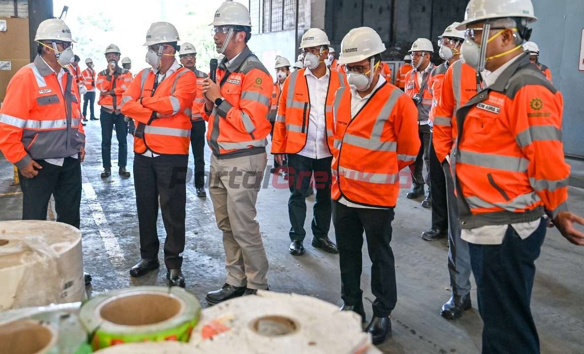 Direktur Utama SIG, Donny Arsal (kedua kanan) dan manajemen SIG meninjau tempat penyimpanan limbah sementara yang akan diproses menjadi bahan bakar alternatif dalam proses produksi semen di Pabrik Narogong, Jawa Barat.