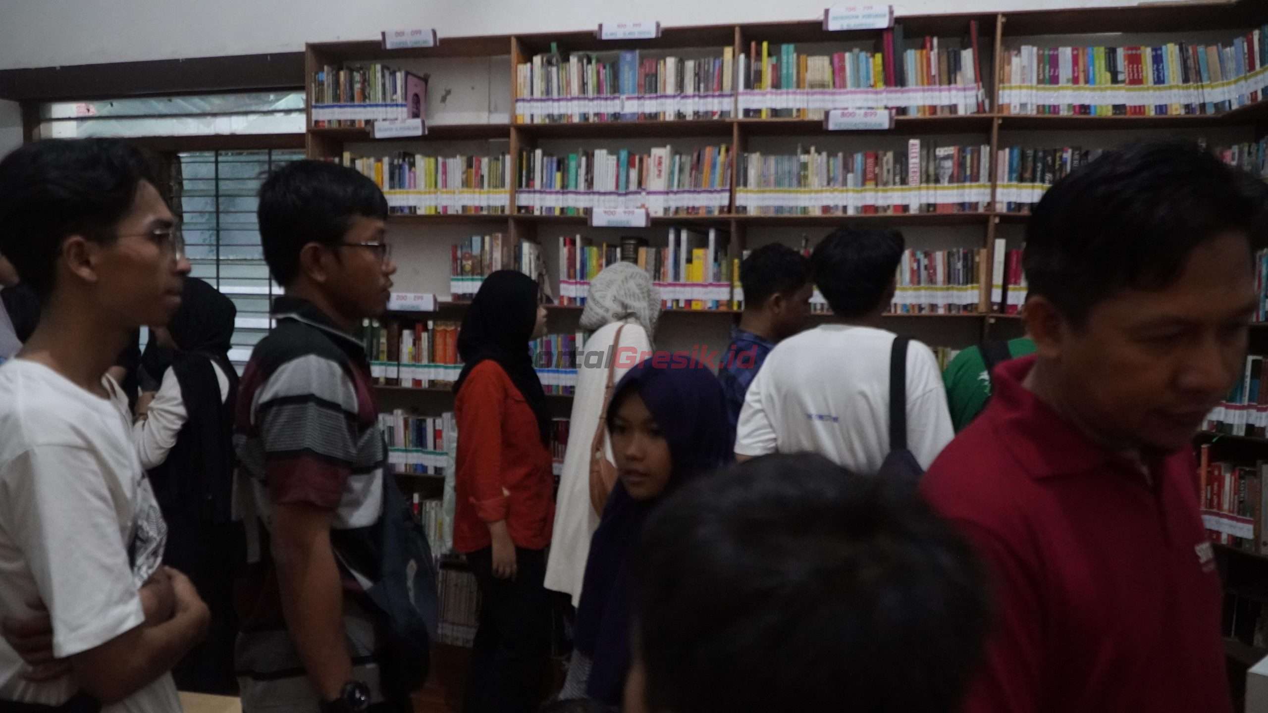 Tampak pengunjung saat berkunjun ke Perpustakaan Lokalisier di Sualoka Hub