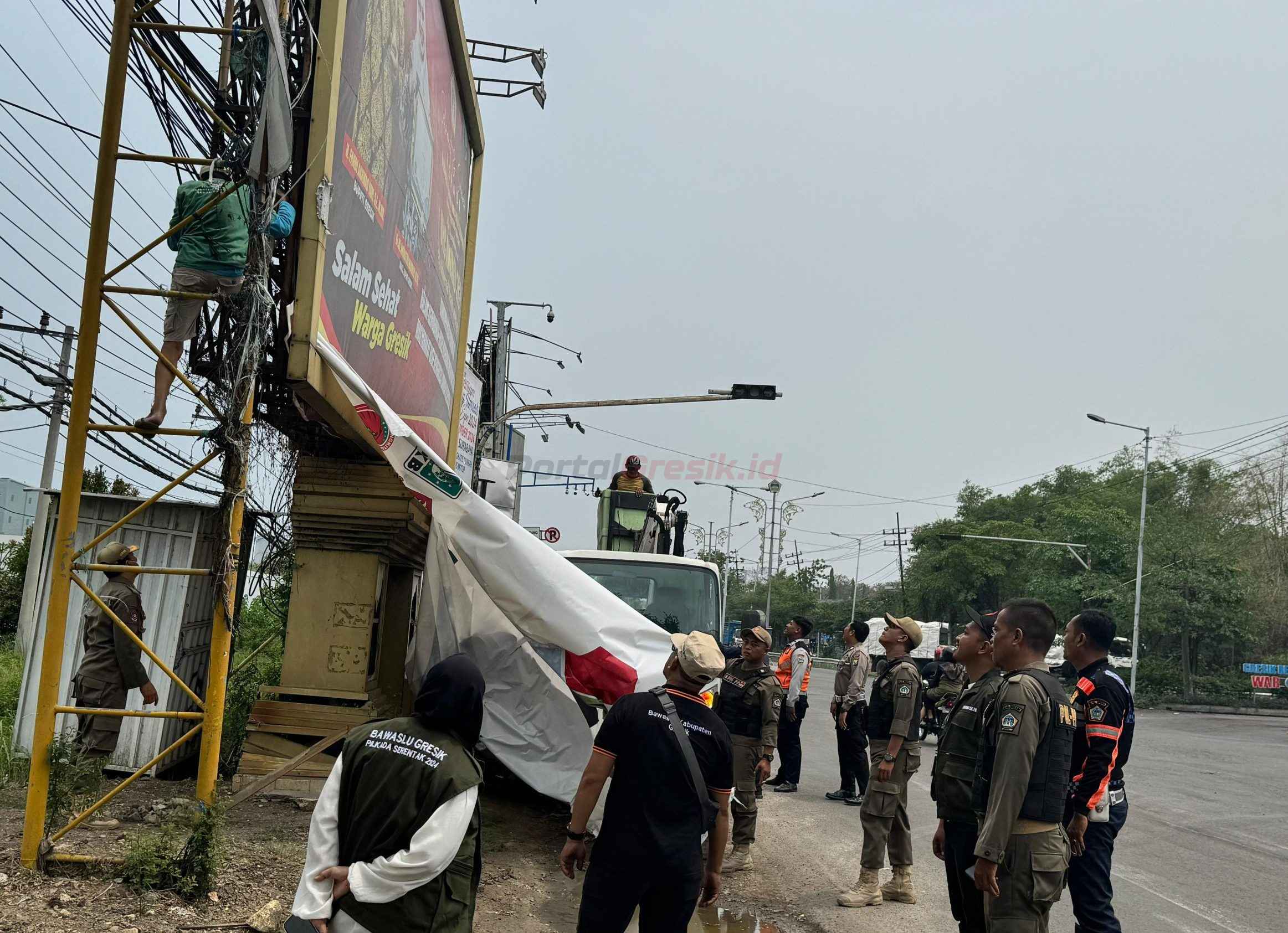 Bawaslu Gresik bersama Tim gabungan menertibkan alat peraga kampanye (APK), Minggu