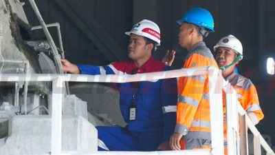 Karyawan SIG dan PT Pertamina Lubricants melakukan inspeksi pada uji coba produk pelumas open gear (roda gigi terbuka) pada ball mill Pabrik Tonasa III PT Semen Tonasa di Kecamatan Bungoro, Kabupaten Pangkep, Sulawesi Selatan.