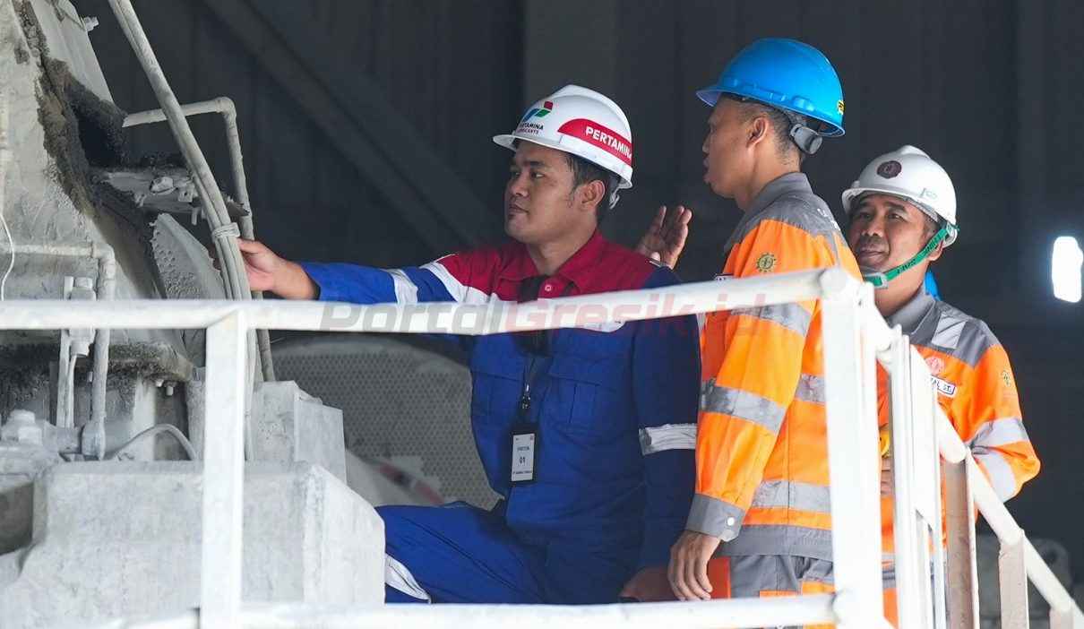 Karyawan SIG dan PT Pertamina Lubricants melakukan inspeksi pada uji coba produk pelumas open gear (roda gigi terbuka) pada ball mill Pabrik Tonasa III PT Semen Tonasa di Kecamatan Bungoro, Kabupaten Pangkep, Sulawesi Selatan.