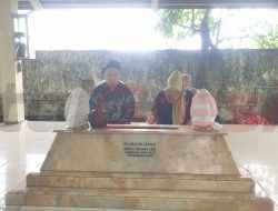 Didampingin Istri, Cawabup Gresik dr. Alif Nyekar ke Makam Orang Tua dan Sowan ke Kakak Kandung