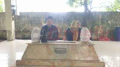 Didampingin Istri, Cawabup Gresik dr. Alif Nyekar ke Makam Orang Tua dan Sowan ke Kakak Kandung