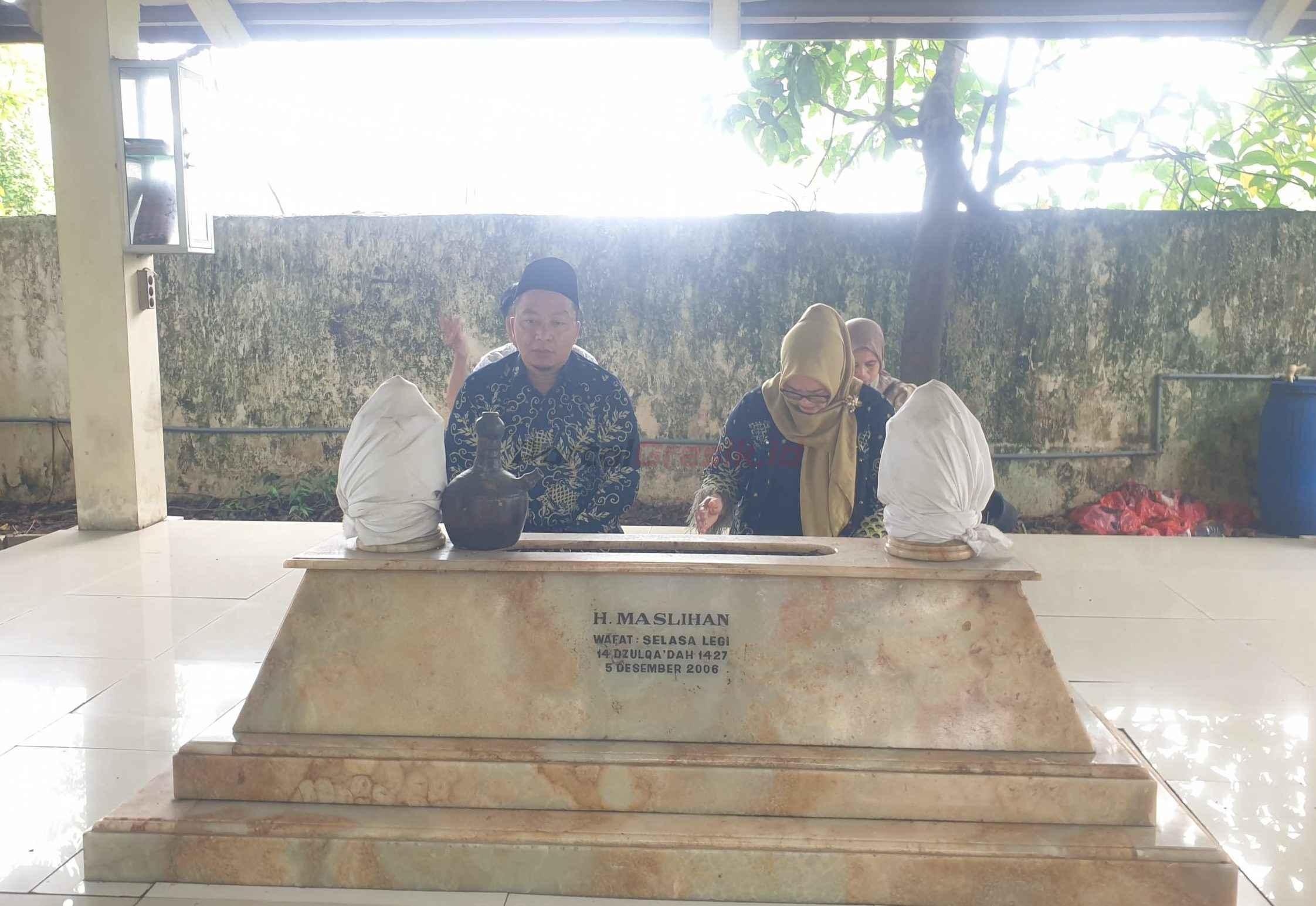 Didampingi isti Cawabup dr Alif saat nyekar ke makam orang tua.