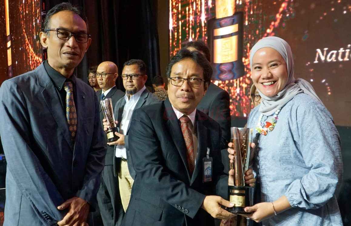 Ajeng Dwi Utami, Department of Management System & Business Process Excellence SIG (kiri) saat menerima trofi peringkat Emas penghargaan SNI Award 2024 dari Kukuh S. Achmad, Kepala Badan Standardisasi Nasional, pada ajang 19th National Quality Award of Indonesia di Jakarta Convention Center, Kamis (21/11/2024)