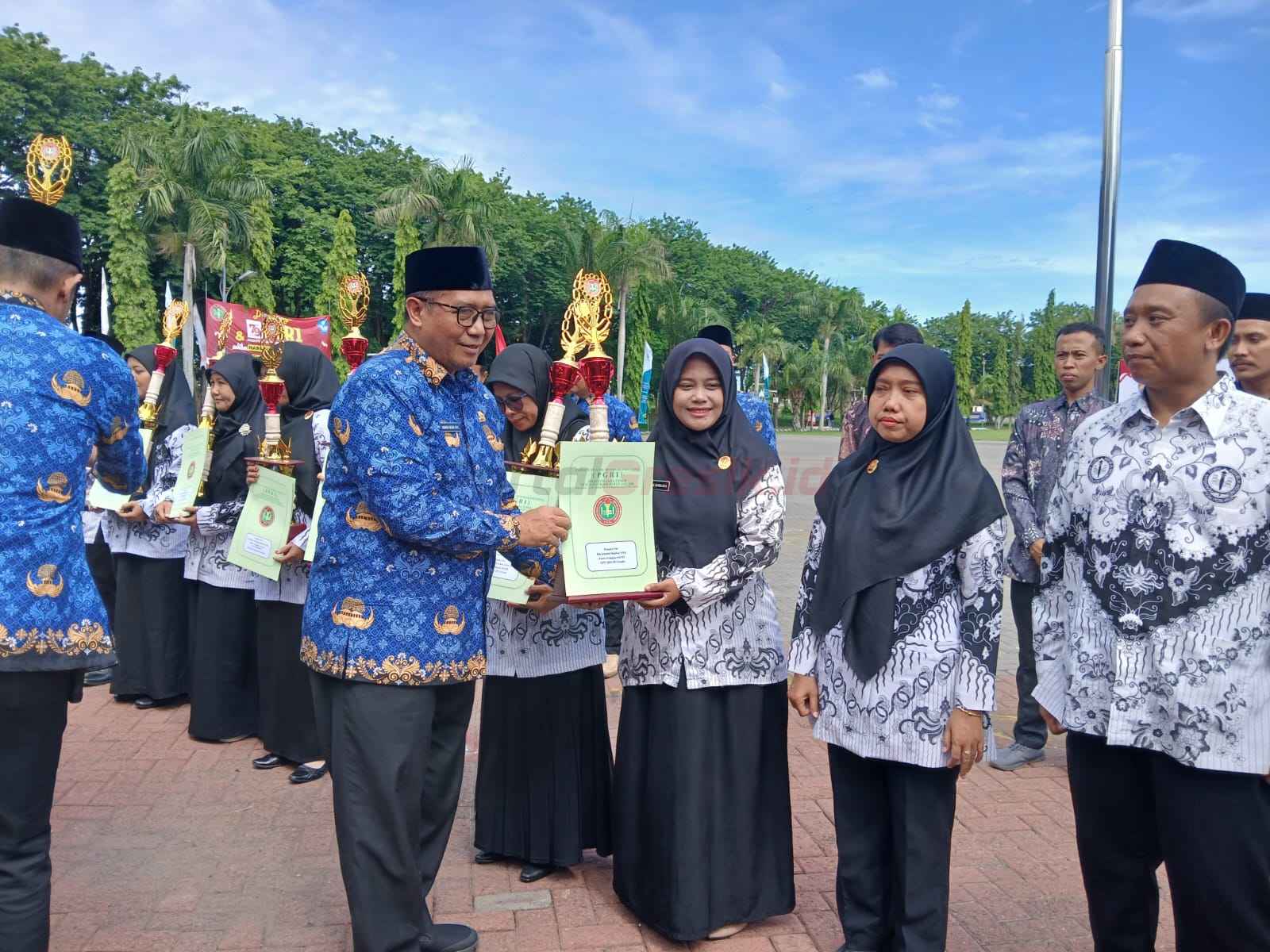 Penyerahan anugerah guru dan kepala sekolah prima (agp) 2024 serta juara jambore gtk Kabupaten Gresik tingkat Provinsi Jatim
