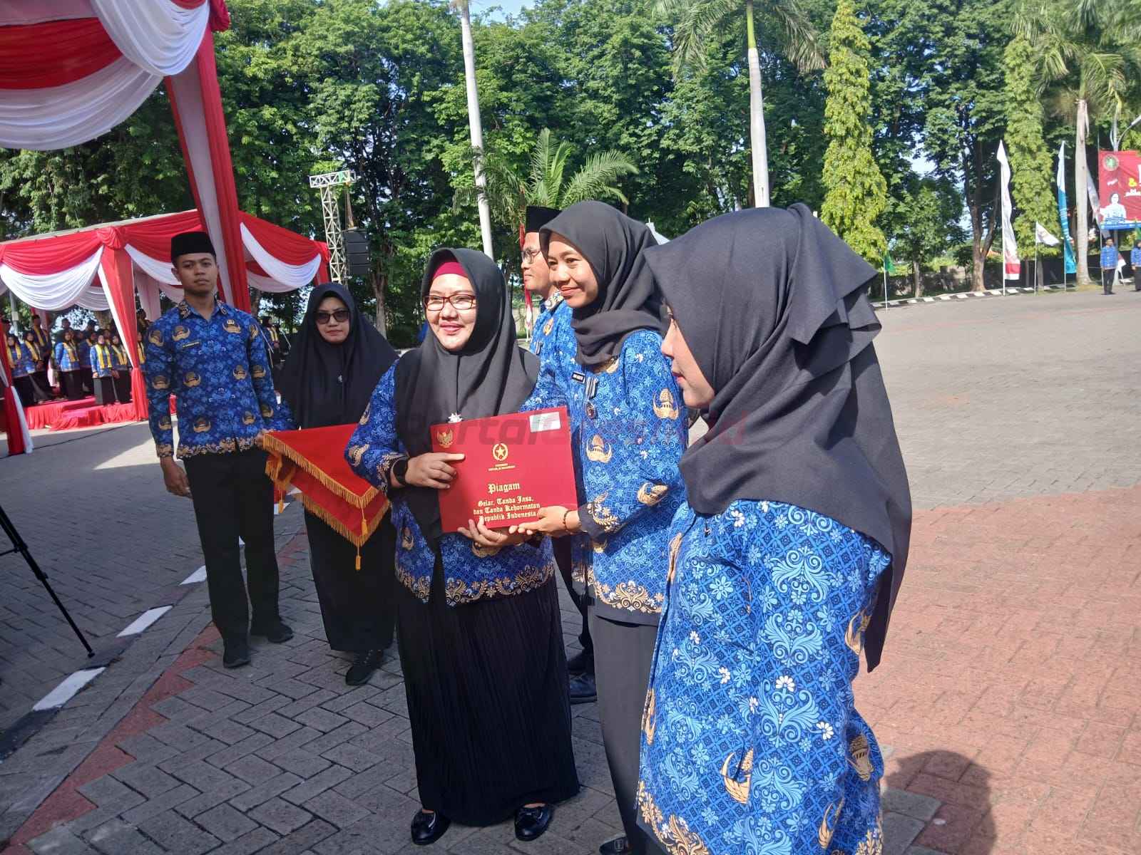 Pemberian penghargaan Satya Lencana Karya Satya