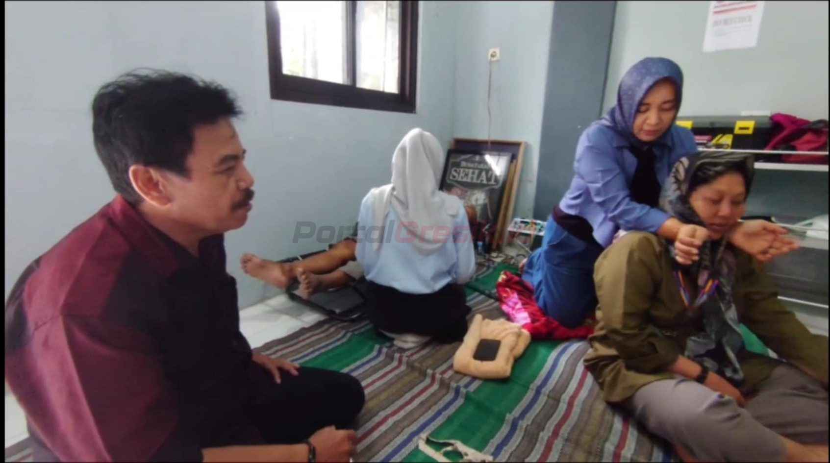 pelayanannya meliputi Akupuntur, Akupresure, totok wajah dan pembagian jamu secara gratis bagi para petugas pemilu