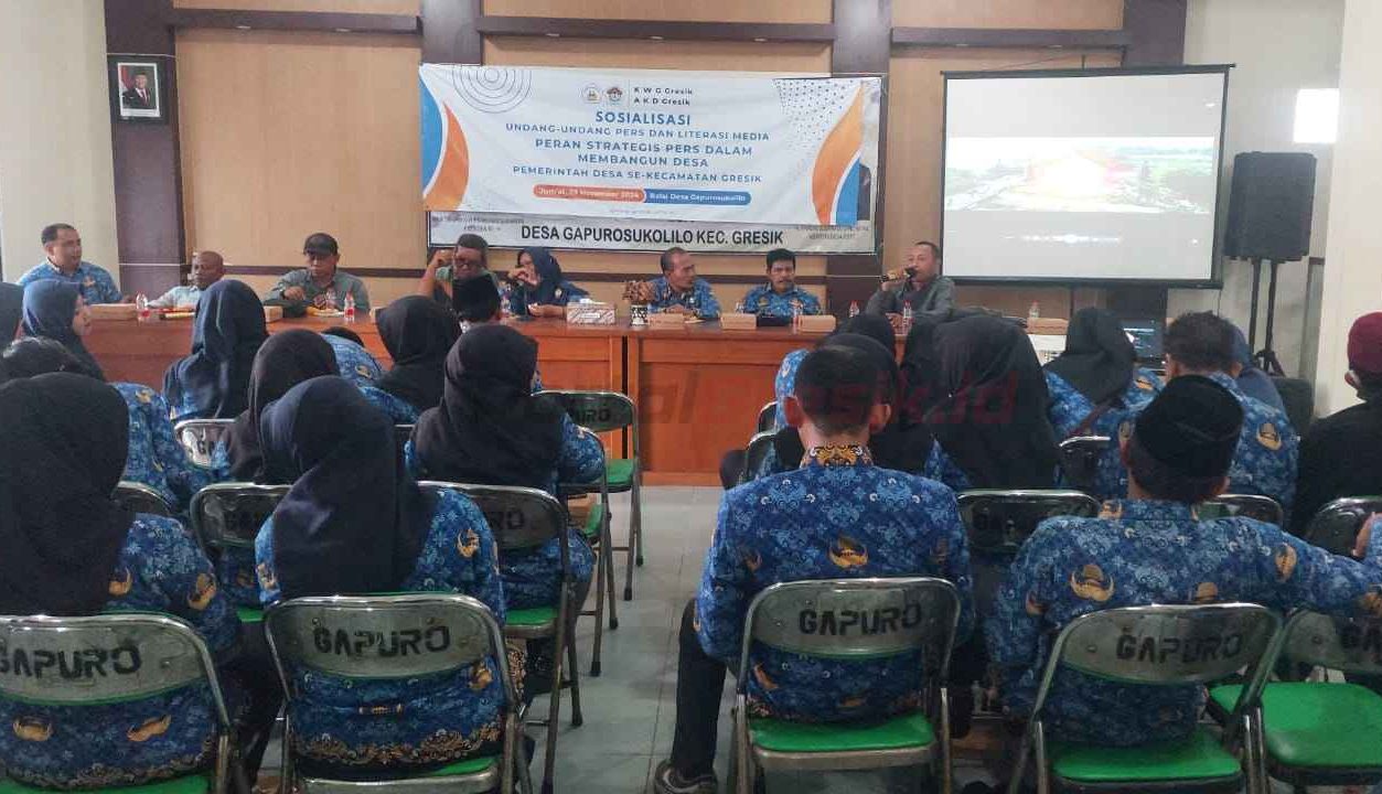 Komunitas Wartawan Gresik (KWG) bersama Asosiasi Kepala Desa (AKD) Kecamatan Gresik berkolaborasi memberikan edukasi literasi media