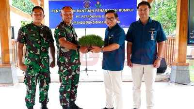 Dirut PG, Dwi Satriyo Annurogo (2 dari kanan) didampingi DKU PG, Robby Setiabudi Madjid (paling kanan) saat memberikan bantuan penanaman rumput secara simbolis kepada Komandan Kodikmar, Brigjen TNI Marinir Ahmad Fajar (2 dari kiri) di Surab