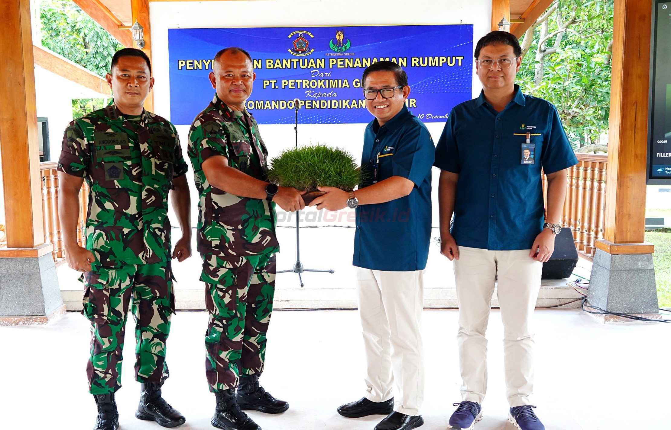 Dirut PG, Dwi Satriyo Annurogo (2 dari kanan) didampingi DKU PG, Robby Setiabudi Madjid (paling kanan) saat memberikan bantuan penanaman rumput secara simbolis kepada Komandan Kodikmar, Brigjen TNI Marinir Ahmad Fajar (2 dari kiri) di Surab