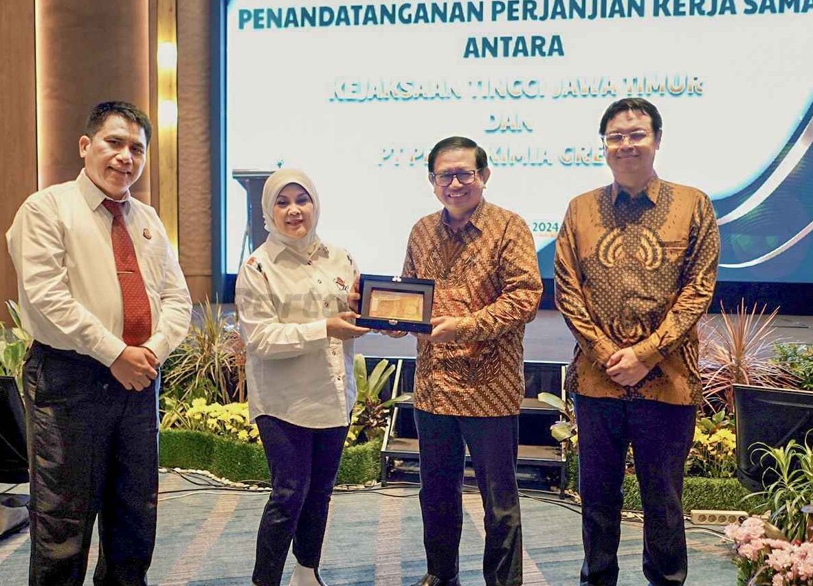 Dirut PG, Dwi Satriyo Annurogo (2 dari kanan) didampingi DKU PG, Robby Setiabudi Madjid (paling kanan) usai menandatangani MoU dengan Kejaksaan Tinggi (Kejati) Jawa Timur (2)