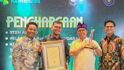 SVP Pengelolaan Pergudangan dan Pelabuhan PG, I Gusti Bagus Manacika (2 dari kanan) bersama Insan PG usai menerima penghargaan Pelabuhan Sehat dari Kementerian Kesehatan di Jakarta