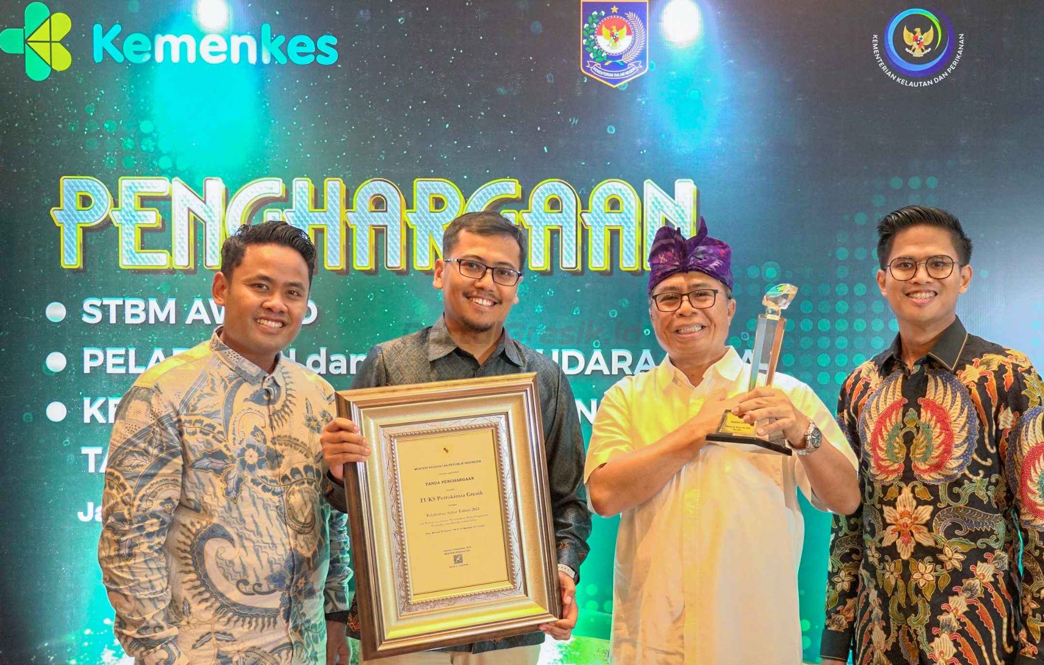 SVP Pengelolaan Pergudangan dan Pelabuhan PG, I Gusti Bagus Manacika (2 dari kanan) bersama Insan PG usai menerima penghargaan Pelabuhan Sehat dari Kementerian Kesehatan di Jakarta