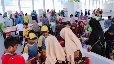 Bazar UMKM dari Kecamatan Manyar dan Bungah, Kabupaten Gresik dalam acara perayaan Hari Anak Sedunia yang diselenggarakan PTFI (30/11).