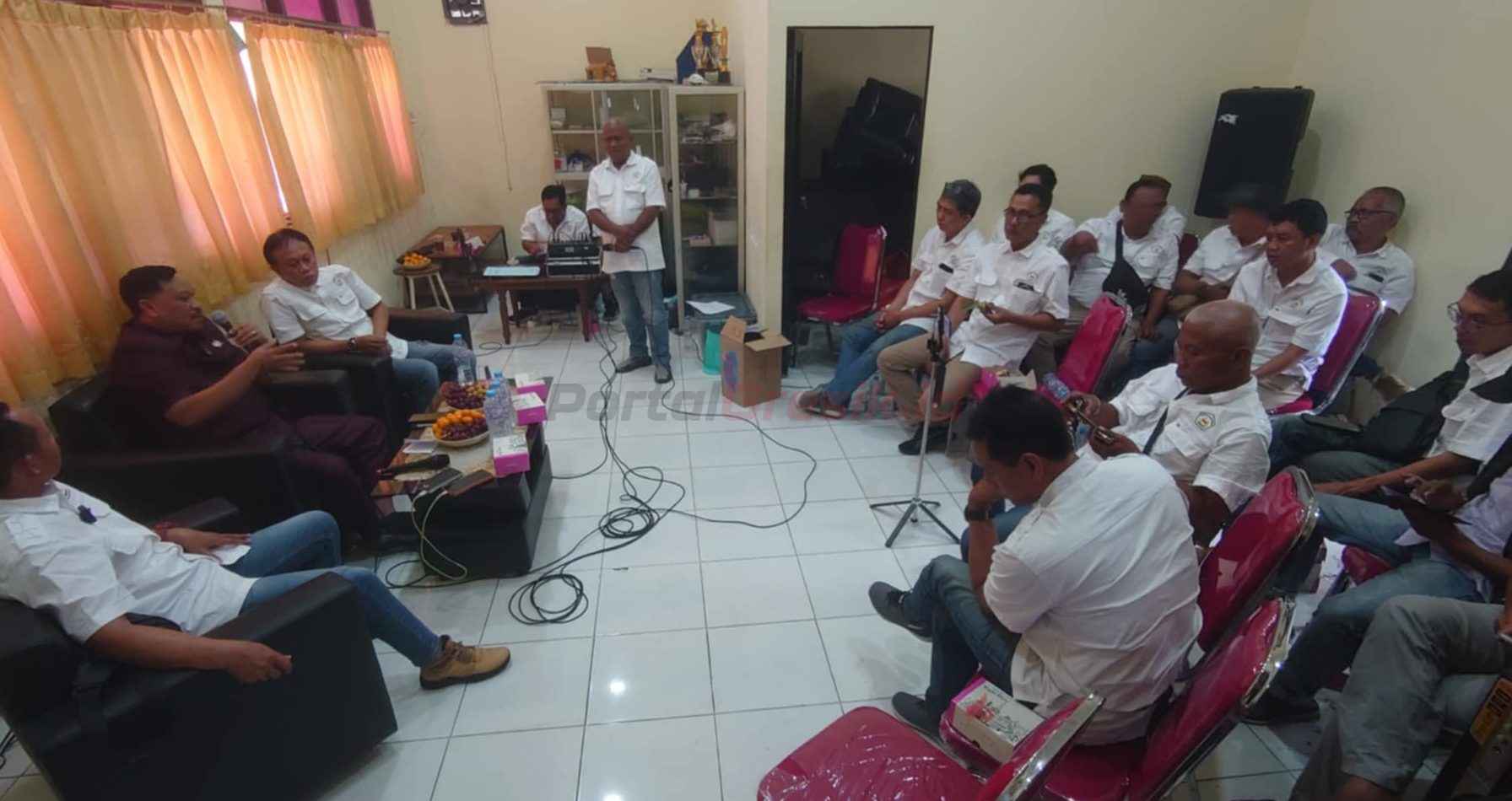 Dinas Kesehatan (Dinkes) Gresik berkolaborasi dengan Komunitas Wartawan Gresik (KWG) menggelar FGD 'Mitigasi Bersama Mencegah Penyakit ISPA' di Sekretariat KWG, Jl Basuki Rahmat Gresik, pada Rabu (4/12/2024).