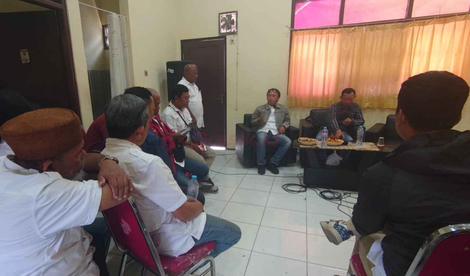 Dinas Kabupaten Gresik mengandeng Komunitas Wartawan Gresik (KWG) melakukan Focus Group Discussion (FGD) bertema 'Peran Media dalam Memberikan Sosialisasi UHC ke Masyarakat' di Balai KWG, Jum'at (6/12/2024)