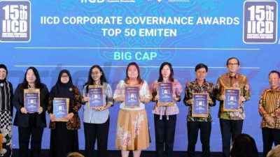 Chief of Risk, Strategy & Sustainability SIG, Antonius Ardian Bermana (kedua kanan) bersama perwakilan perusahaan penerima penghargaan Top 50 Emiten dengan Kapitalisasi Pasar Terbesar (BigCap PLCs) pada ajang The 15th IICD Corporate Governance Conference and Award 2024 yang diselenggarakan di Ballroom Pullman Hotel, Jakarta, pada Senin (25/11/2024).