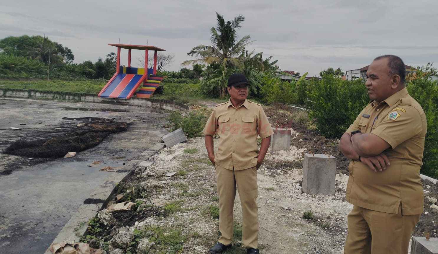 Kepala Desa Golokan pantau pengerjaan proyek kolam renang