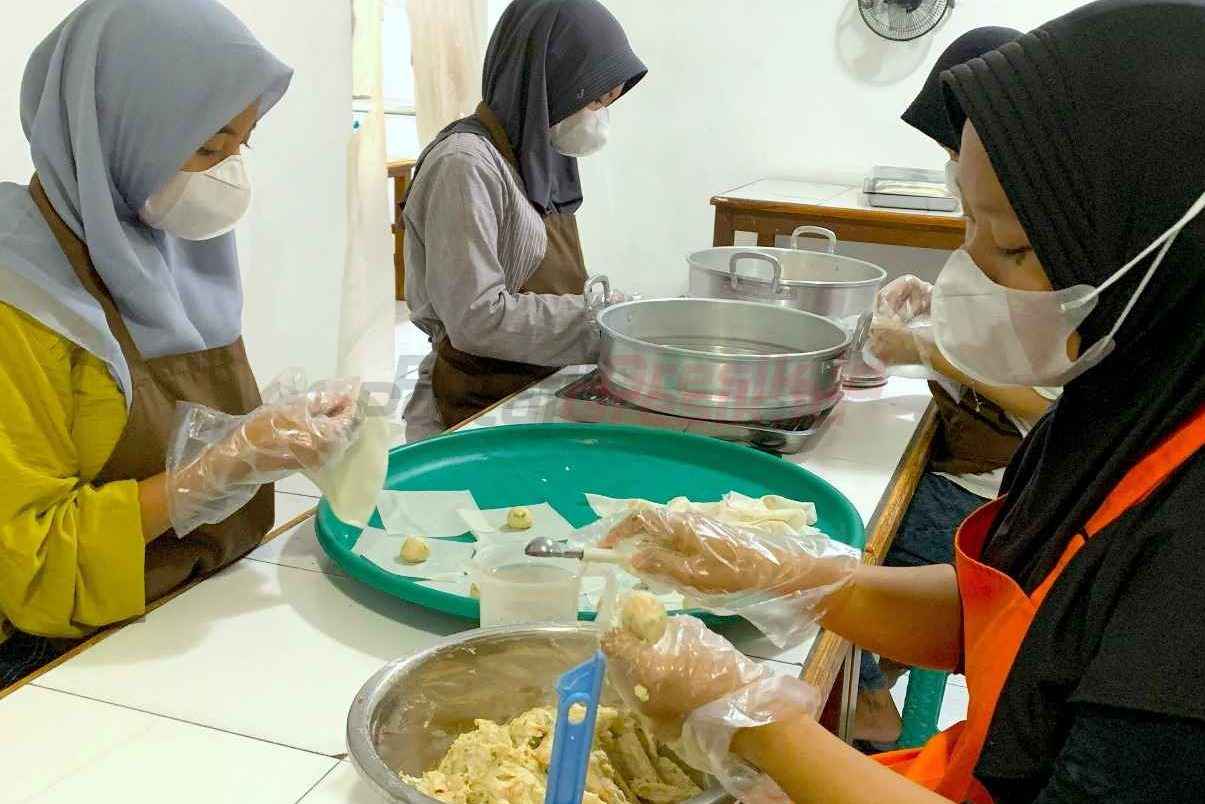 Karyawan Mina Food Rembang membuat produk olahan ikan barakuda untuk dijadikan frozen food di unit produksi Mina Food Rembang di kelurahan Magersari, Kabupaten Rembang, Jawa Tengah.