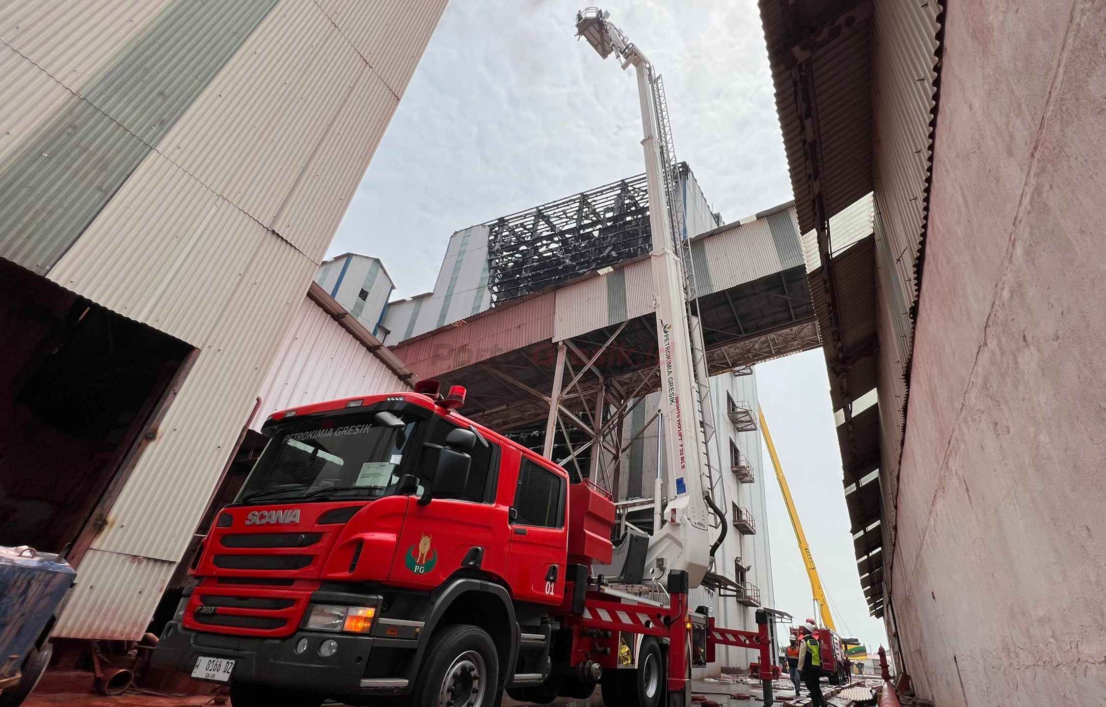 Tim Pemadam Kebakaran (PMK) Petrokimia Gresik mampu bergerak cepat dalam memadamkan kebakaran di Pabrik NPK, Jumat
