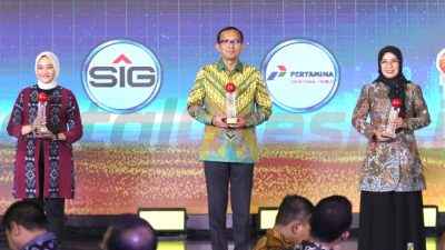 Chief of Risk, Strategy & Sustainability SIG, Antonius Ardian Bermana (tengah) bersama perwakilan perusahaan penerima penghargaan Anugerah Utama kategori Sustainability pada ajang IDX Channel Anugerah Inovasi Indonesia (ICAII) 2024 di Main Hall Bursa Efek Indonesia, Jakarta, pada Selasa (10/12/2024).