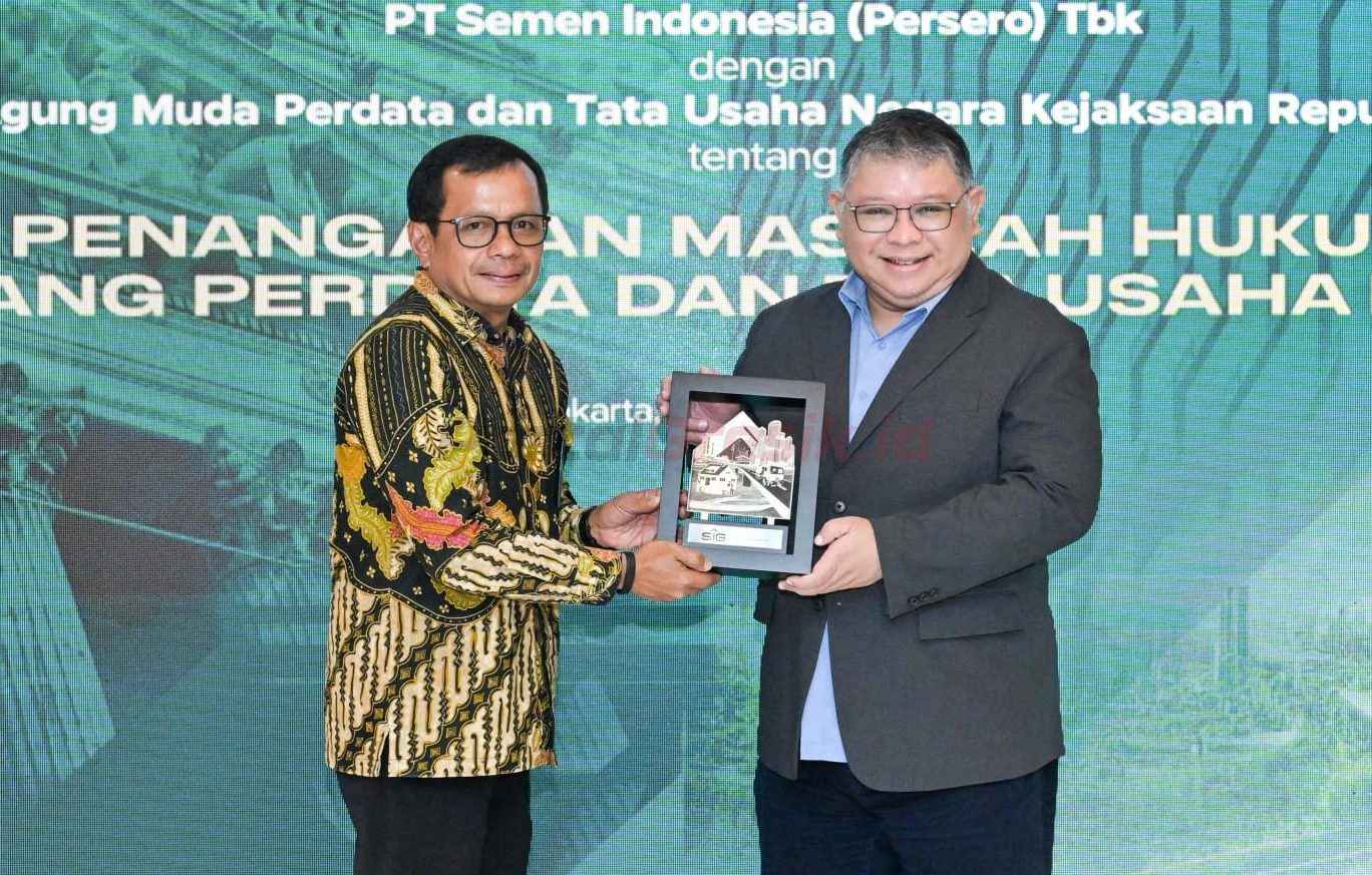 Direktur Utama SIG, Donny Arsal (kiri) menyerahkan cendera mata kepada Jaksa Agung Muda Perdata dan Tata Usaha Negara, R. Narendra Jatna pada acara Penandatanganan Nota Kesepahaman kerja sama bidang konsultasi hukum bidang perdata dan tata usaha negara di The East Tower, Jakarta Selatan, pada Selasa (17/12/2024).