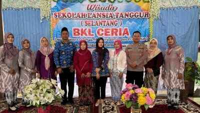 Wujudkan Lansia Sehat dan Tangguh, Pemdes Kepatihan Wisuda 40 Siswa Selantang