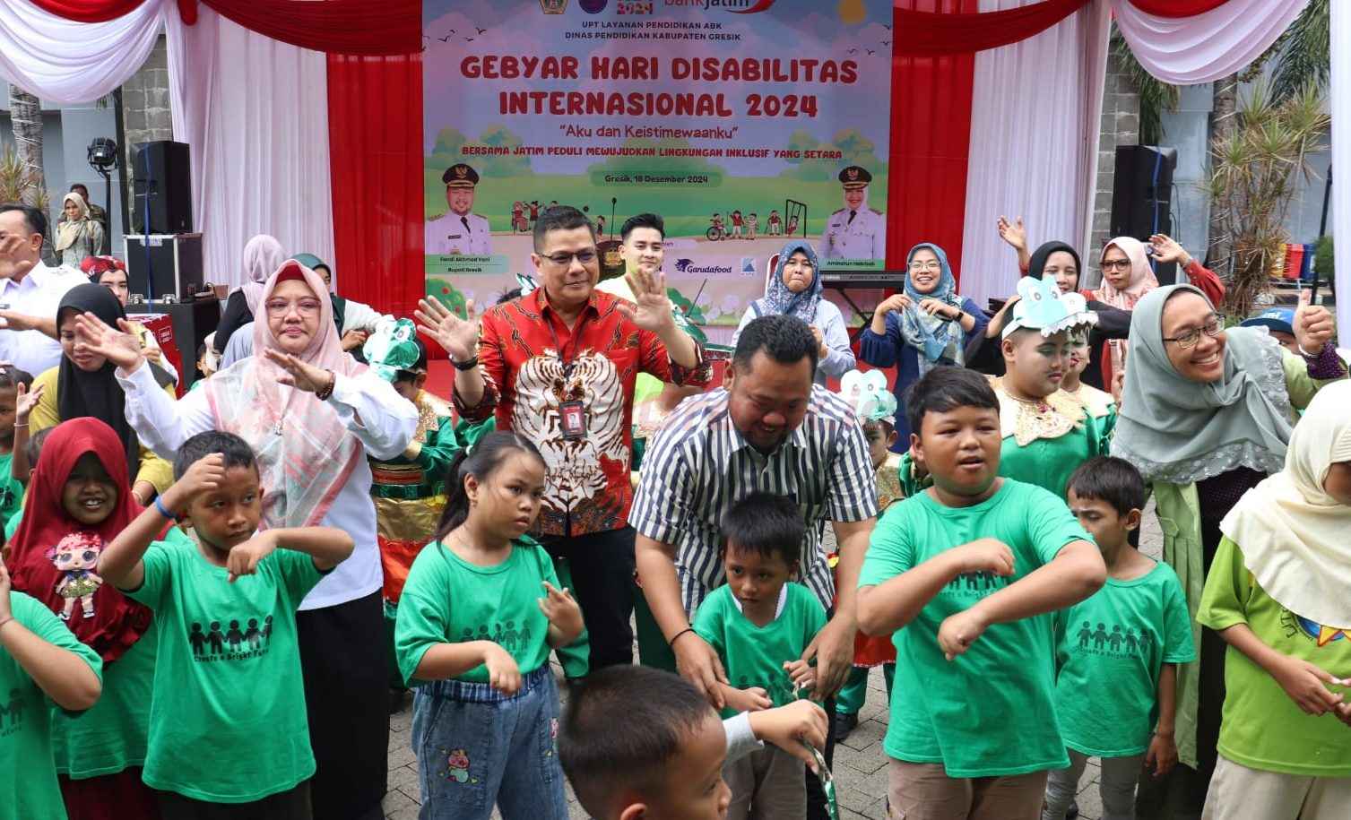 Hari Disabilitas Internasional. Acara ini berlangsung meriah di Halaman Kantor Bupati Gresik, Rabu (18/12/2024).