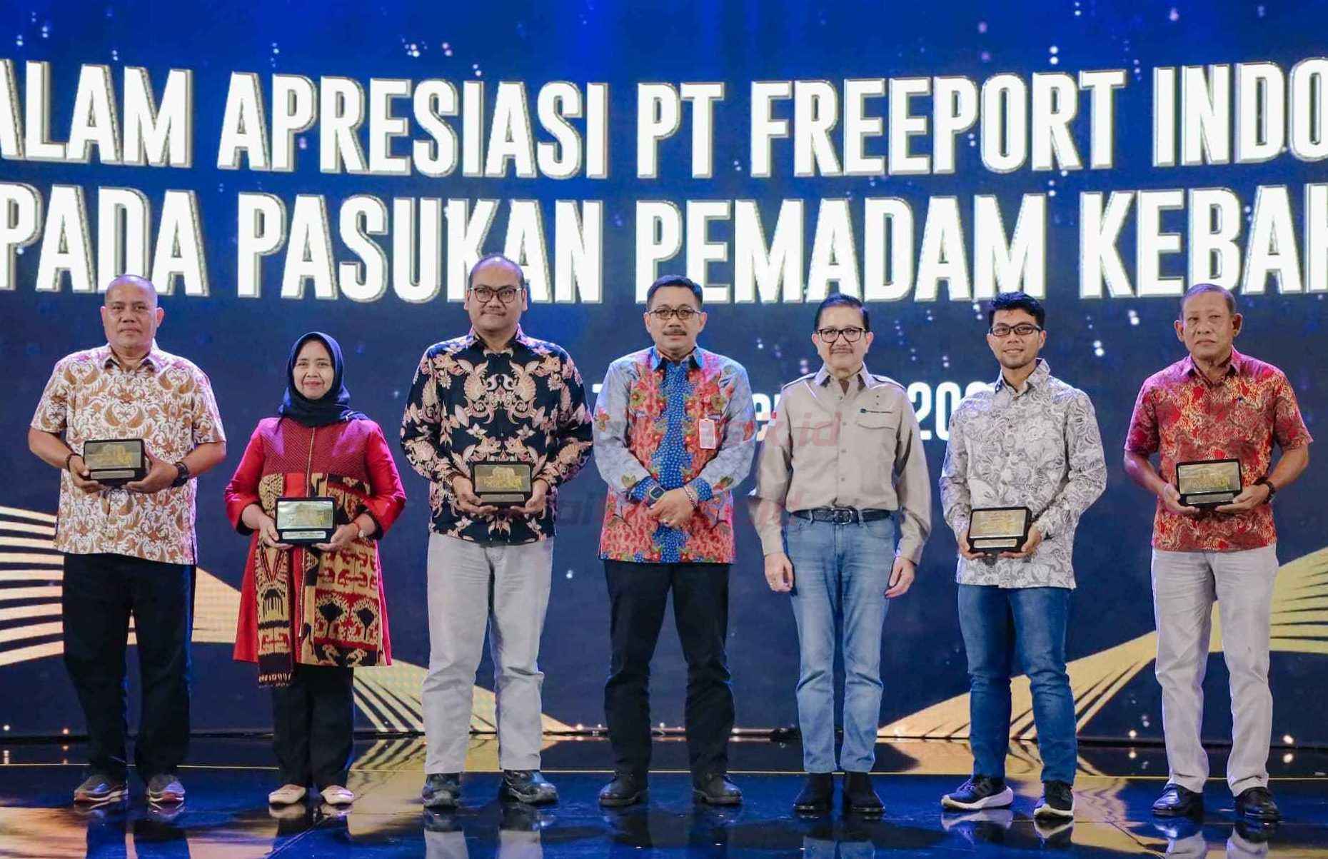 Presiden Direktur PTFI Tony Wenas (ketiga kanan) berfoto bersama Kepala Satpol PP Provinsi Jawa Timur Andik Fadjar Tjahjono (Tengah), dan perwakilan Pasukan Pemadam Kebakaran.