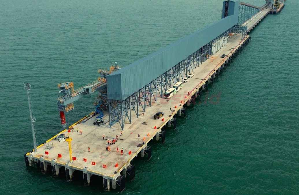 Proyek pengembangan dermaga SBI Pabrik Tuban, Jawa Timur, dilengkapi dengan fasilitas transport berupa tube conveyor sepanjang 4,1 km, tripper conveyor dan ship loader dengan kapasitas 1.000 tph untuk mengirim semen curah dari pabrik menuju kapal yang bersandar di dermaga.