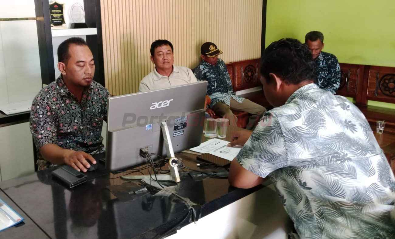 Kepala Desa (Kades) Balongmojo, Sutikno, saat di temui di kantornya, Kamis (19/12/2024).