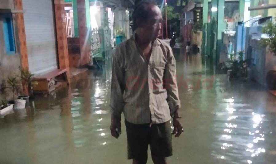 air laut naik sampai banjir mulai pukul 9 malam sampai jam 12 malam dan yang paling parah terjadi pada hari Selasa dengan ketinggian 60 hingga 70cm" kata H. Siti Nur Maslahah, Kepala Desa Banyuwangi. Kamis, (19/12/2024).