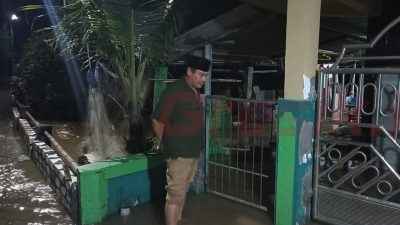 Luapan Sungai Bengawan Solo Merendam 150 Rumah Di Dusun Kalingpuri Desa Pangkahkulon Ujungpangkah Gresik.