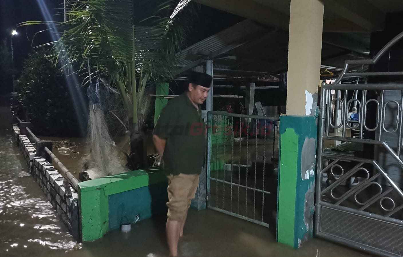 debit air Bengawan Solo di Gresik yang sudah siaga merah meluap. Satu Dusun di Desa Pangkahkulon Ujungpangkah