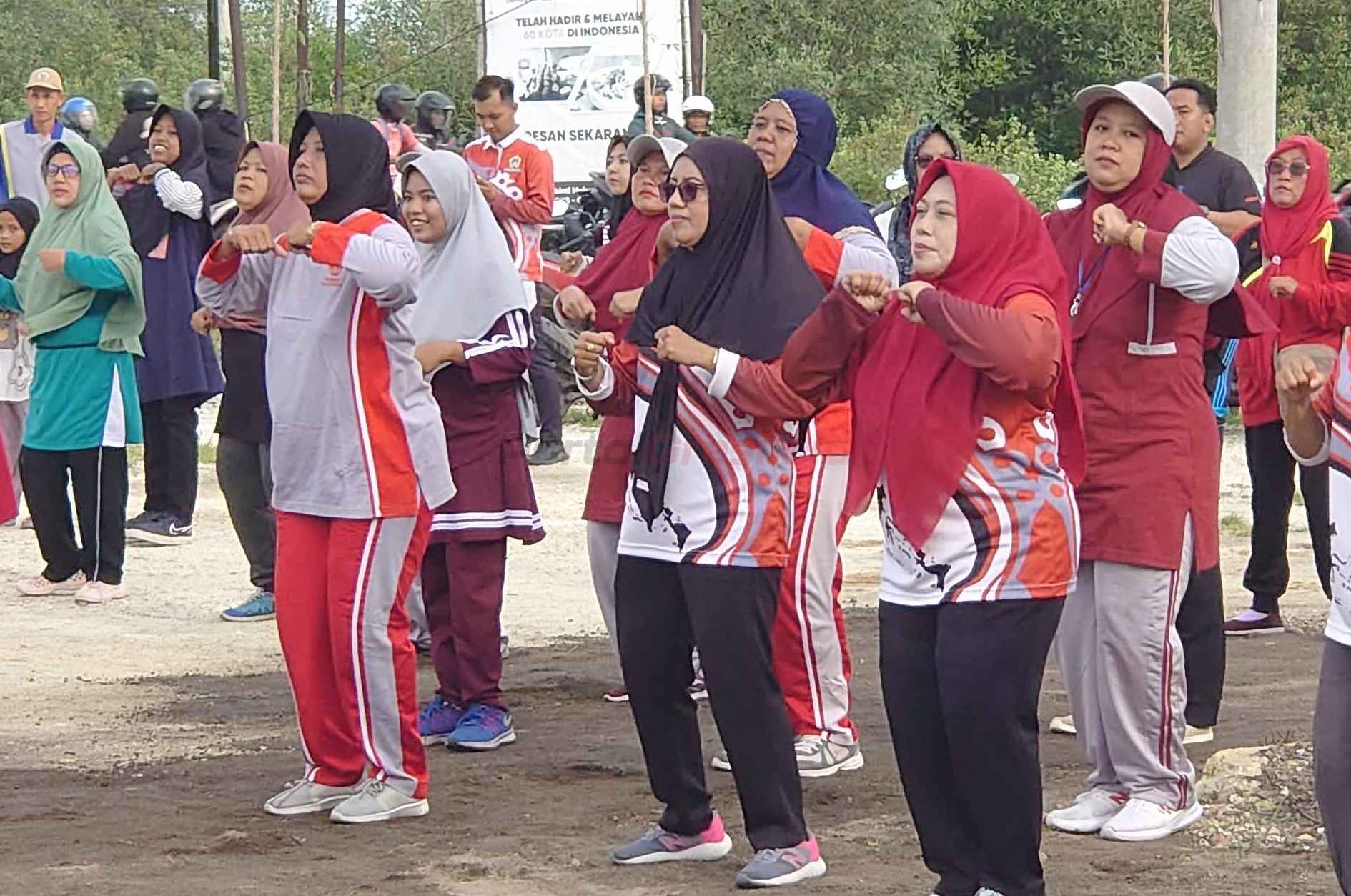 Pemerintah Desa (Pemdes) Banyuwangi, Kecamatan Manyar, Kabupaten Gresik, bersama Forkopimcam Manyar adakan senam bersama. Jumat, (20/12/2024).