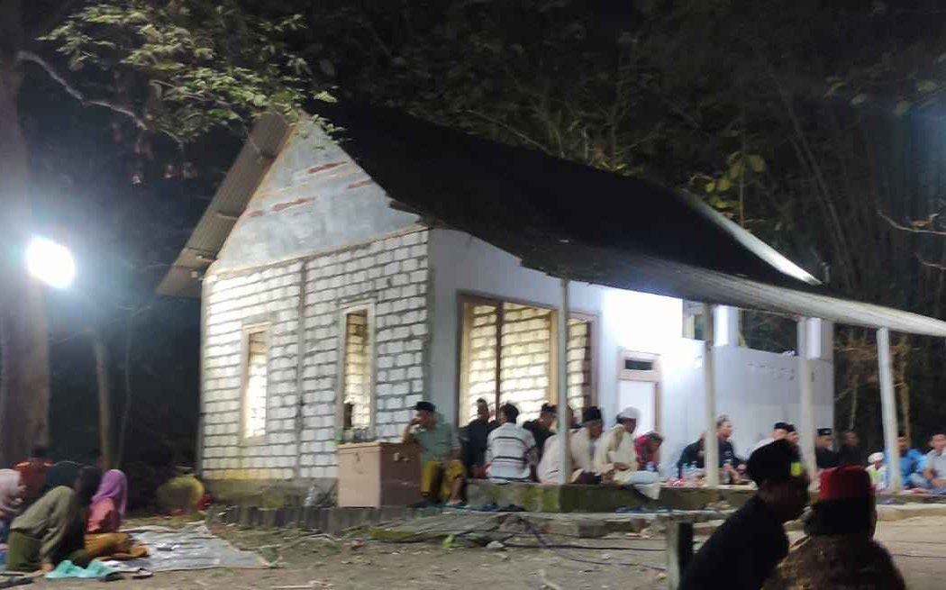 Ada sebuah batu besar dan bersejarah di belakang balai desa setempat. Kepala Desa (Kades) Watuagung Muh. Zamrozi, Senin (23/12/2024)