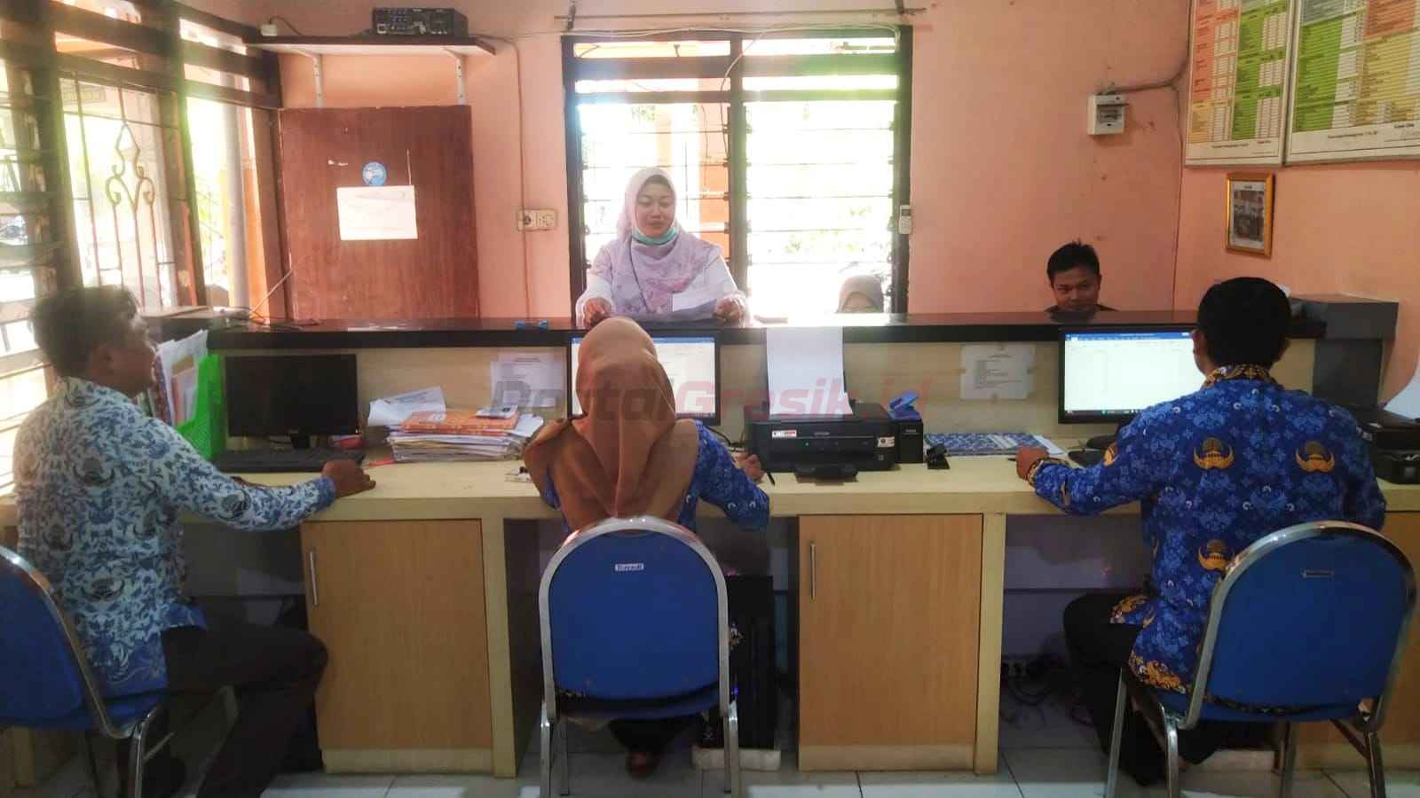 layanan ke masyarakat berjalan dengan baik dan optimal sebagai bentuk pengabdian pada masyarakat,” kata Kepala Desa Banyuurip, Khoirul Muis. Senin, (23/12/2024)