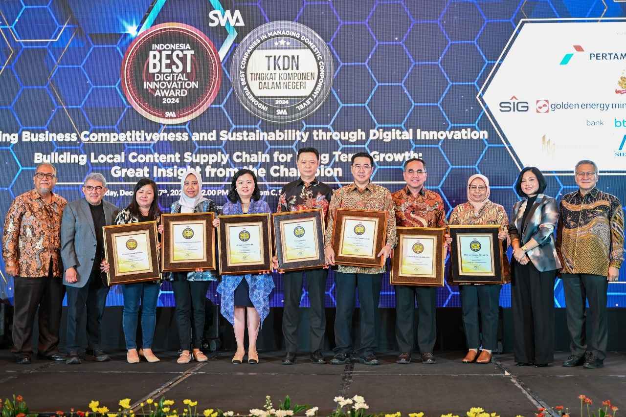 vE. Gani kepada Direktur Operasi SIG, Reni Wulandari di Shangri-La Hotel, Jakarta, pada Selasa (17/12/2024).