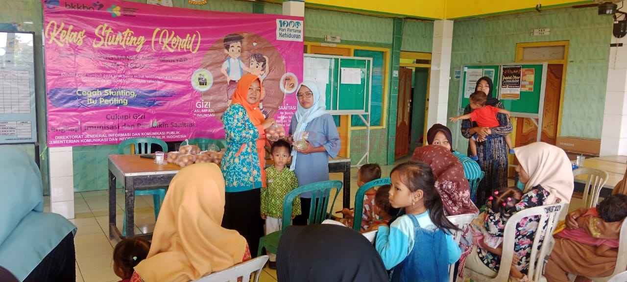 Suasana kegiatan Posyandu dan Pemberian Asupan Makanan Tambahan Bergizi kepada balita di balai desa Pejangganan Manyar