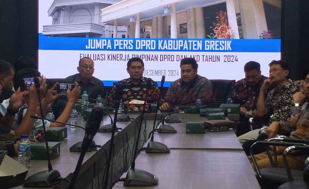 Pimpinan DPRD Gresik saat lakukan jumpa pers beberkan hasil kinerja Legislatif