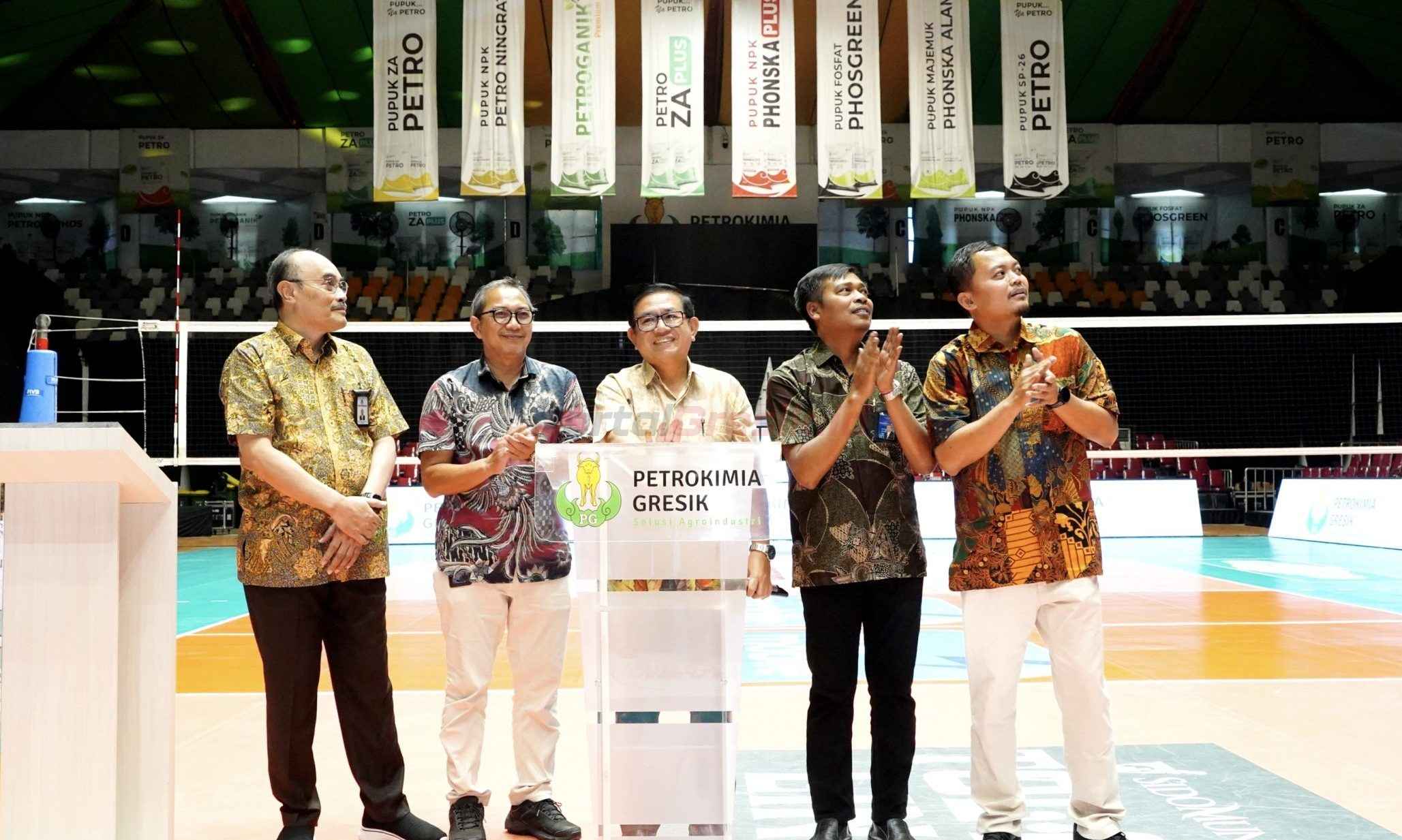 Dirut PG, Dwi Satriyo Annurogo (3 dari kanan) saat meresmikan Revitalisasi GOR Tri Dharma di GresikDirut PG, Dwi Satriyo Annurogo (3 dari kanan) saat meresmikan Revitalisasi GOR Tri Dharma di Gresik