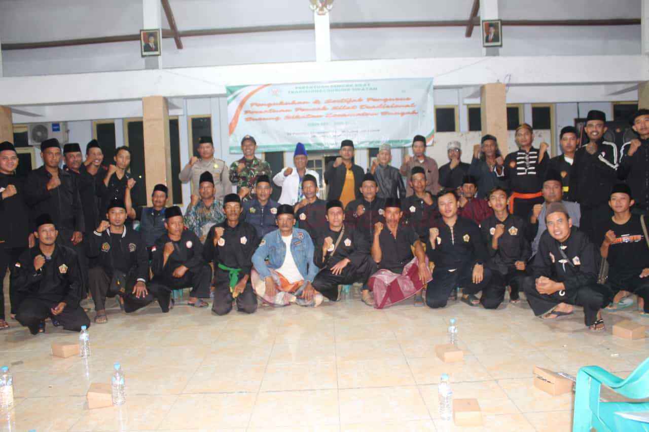 Foto bersama bersama pengurus Persatuan Pencak Silat (PPS) Tradisional Burung Sikatan Kecamatan Bungah masa bakti 2025-2030 bersama Muspika di Pendopo Kecamatan Bungah, Minggu (05/01/2025).